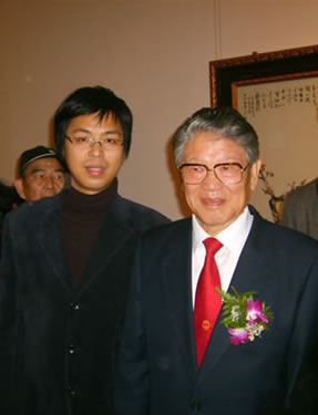 与原中央政治局委员李铁映合影